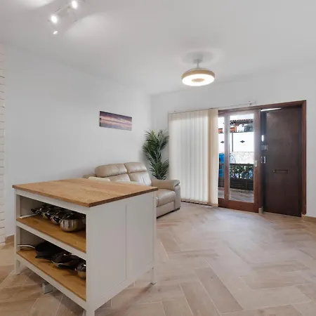 Delfin Amarillo Gigantes * Santiago del Teide