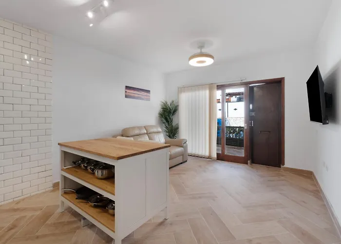 Delfin Amarillo * Santiago del Teide